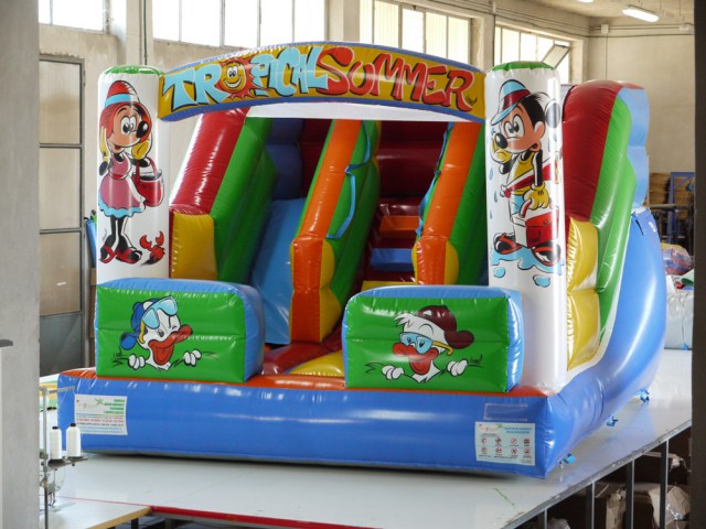doppio-scivolo-gonfiabile-bambini-estate